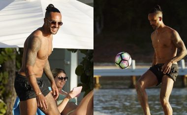 Ish-ylli i Arsenalit, Theo Walcott, shfaqet pa këmishë dhe me pantallona të shkurta, ndërsa del me gruan Melanie