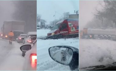 Bora shkakton probleme në disa rrugë të Serbisë – automjetet dalin nga rruga, formohen kolona të gjata në trafik