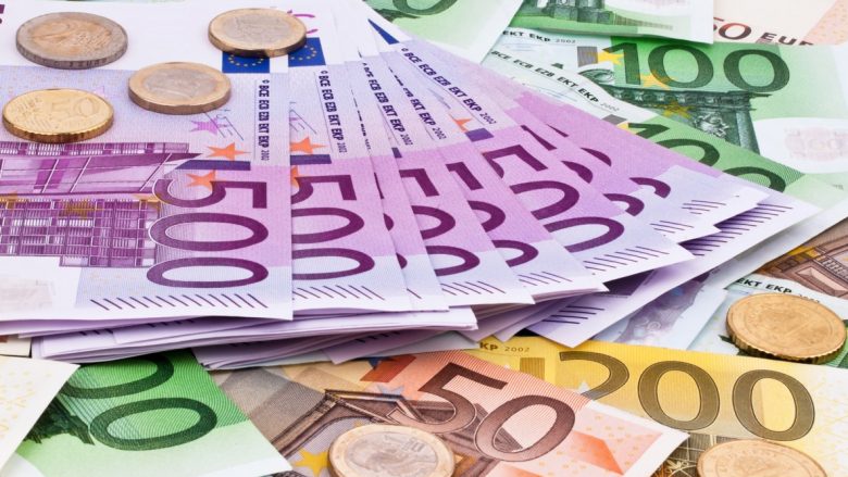 Policia konfiskon mbi 1 mijë e 400 euro false në Fushë Kosovë