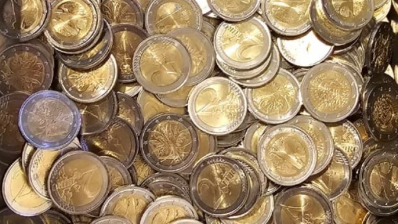 Raportohen monedha 2 euroshe false në vlerë rreth 5 mijë euro në Lipjan dhe mbi 2 mijë euro në Viti