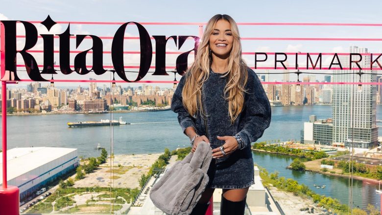 “Primark” i mban çmimet e veshjeve të qëndrueshme pasi Rita Ora ndihmoi në rritjen e shitjeve