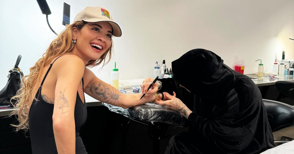 Rita Ora shton një tatuazh më shumë në trupin e saj, duke vendosur një shigjetë në parakrah