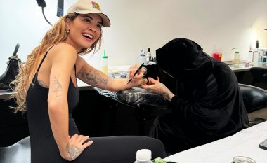 Rita Ora shton një tatuazh më shumë në trupin e saj, duke vendosur një shigjetë në parakrah