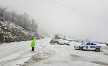 Rëndohet situata nga bora në juglindje të Shqipërisë, ndërprerje e energjisë elektrike në disa zona
