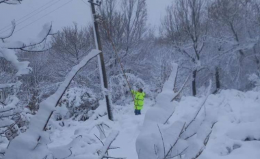 Trashësia e borës në Shqipëri arrin deri në 50 centimetra, Balluku: Po punohet në pastrimin e rrugëve si dhe në furnizimin me energji