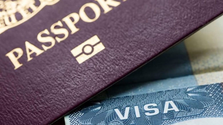 DW: Serbët e Kosovës me pasaporta të “klasit të dytë”