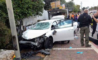 Të paktën 13 të lënduar pasi dikush që voziste një veturë ka përplasur disa persona në Tel Aviv