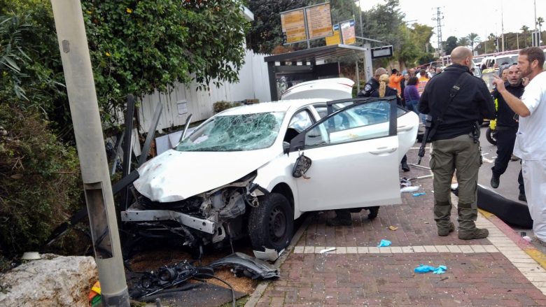Të paktën 13 të lënduar pasi dikush që voziste një veturë ka përplasur disa persona në Tel Aviv
