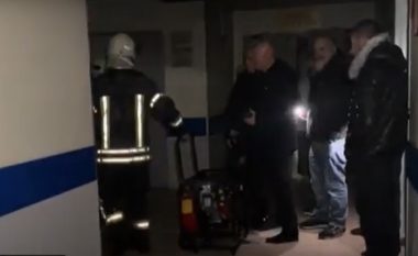 Kaos në spitalin e Shkodrës, momenti kur zjarrfikësit ndërhyjnë për të shuar flakët dhe nxjerrin pacientët