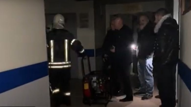 Kaos në spitalin e Shkodrës, momenti kur zjarrfikësit ndërhyjnë për të shuar flakët dhe nxjerrin pacientët