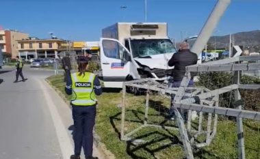 Aksident në Lushnjë, shoferi i kamionit humb kontrollin dhe përplaset me shtyllën