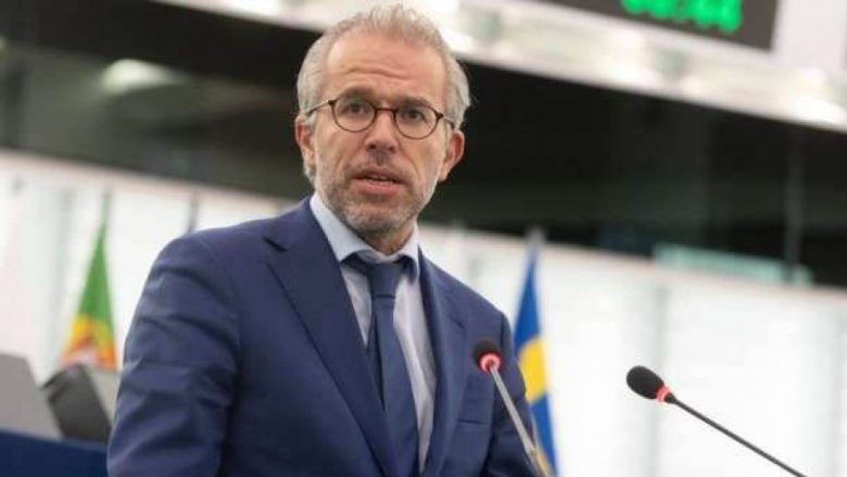 Eurodeputeti holandez: Pas shumë vitesh vonesa të panevojshme kosovarët mund të udhëtojnë pa viza