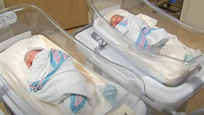 E pazakontë – binjakët në SHBA u lindën në ditë dhe në vite të ndryshme