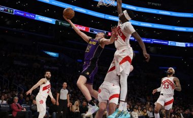 Lakers fiton ndeshjen spektakolare ndaj Raptors me një pikë diferencë