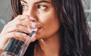 A është e vërtetë që pirja e ujit hidraton lëkurën? Çfarë thonë dermatologët