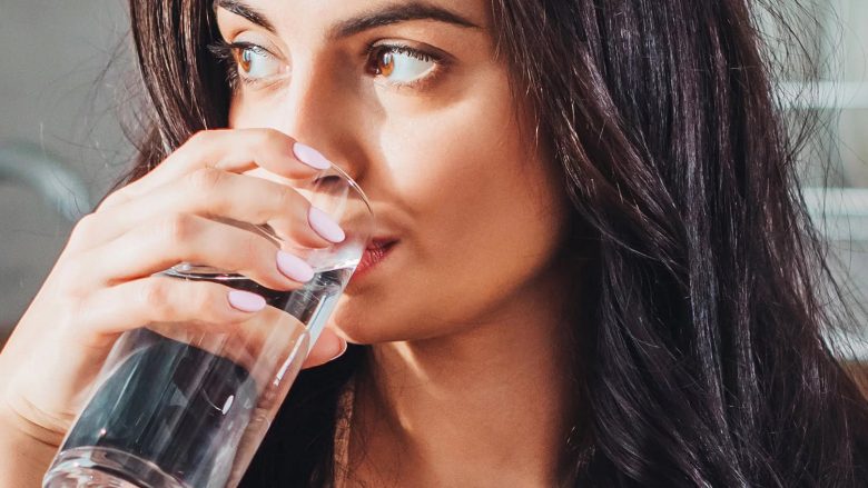 A është e vërtetë që pirja e ujit hidraton lëkurën? Çfarë thonë dermatologët