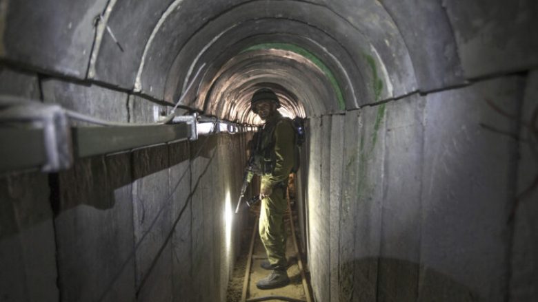 CNN futet në rrjetin e tuneleve në Gaza, aty ku Hamasi mbante pengjet – një labirint i errët korridoresh nëntokësore plot baltë