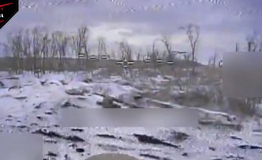 Ukrainasit përdorin dronët kamikaz për të hedhur në erë municionin e rusëve në fushëbetejë