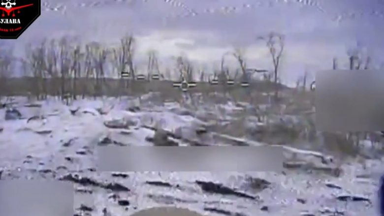 Ukrainasit përdorin dronët kamikaz për të hedhur në erë municionin e rusëve në fushëbetejë