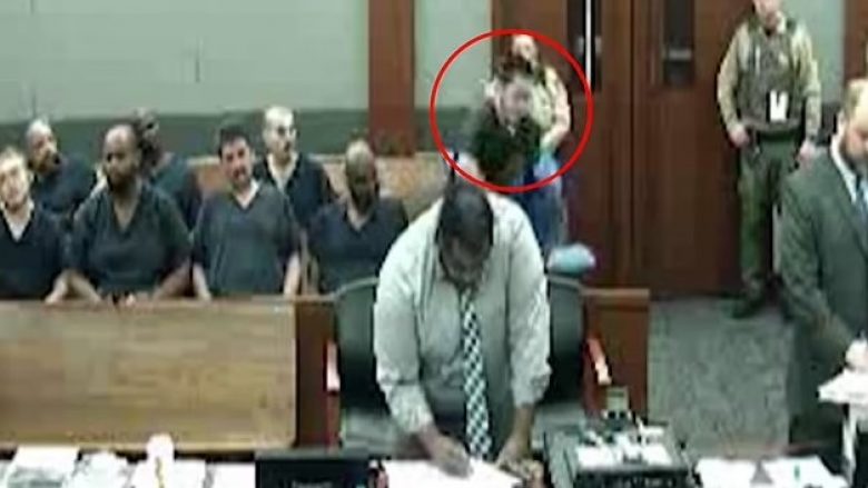 I dënuari sulmon brutalisht të dënuarin tjetër gjatë seancës gjyqësore në Las Vegas