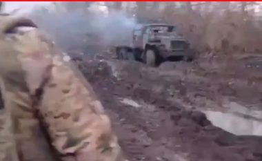 Po u dërgonte ushqim ushtarëve në fushëbetejë, artileria ukrainase shkatërron kamionin rus