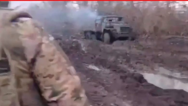 Po u dërgonte ushqim ushtarëve në fushëbetejë, artileria ukrainase shkatërron kamionin rus
