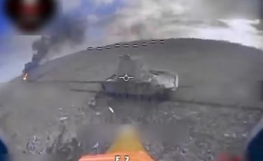 Dronët kamikaz të ukrainasve shkatërrojnë kolonën me tanke dhe autoblinda ruse në rajonin e Donetskut