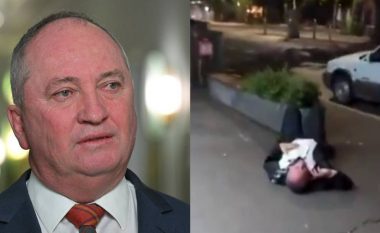 Deputeti dhe ish-zëvendëskryeministri australian filmohet i shtrirë në rrugë dhe duke sharë në telefon