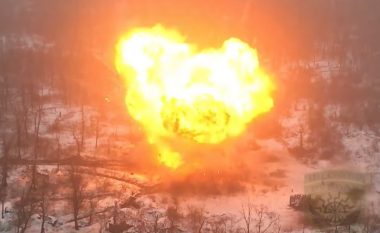 Ukrainasit shkatërrojnë tanket ruse me dronët kamikaz, kupolat e tyre fluturojnë nga shpërthimet e fuqishme