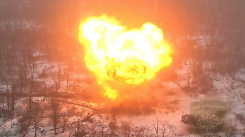 Ukrainasit shkatërrojnë tanket ruse me dronët kamikaz, kupolat e tyre fluturojnë nga shpërthimet e fuqishme