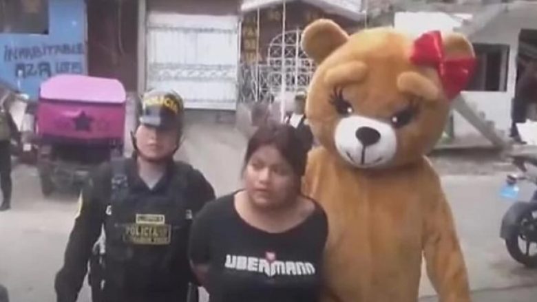 Shtiret kinse po i dhuron lule dhe çokollata, polici në Peru i veshur me kostumin e ariut arreston gruan për shitje droge