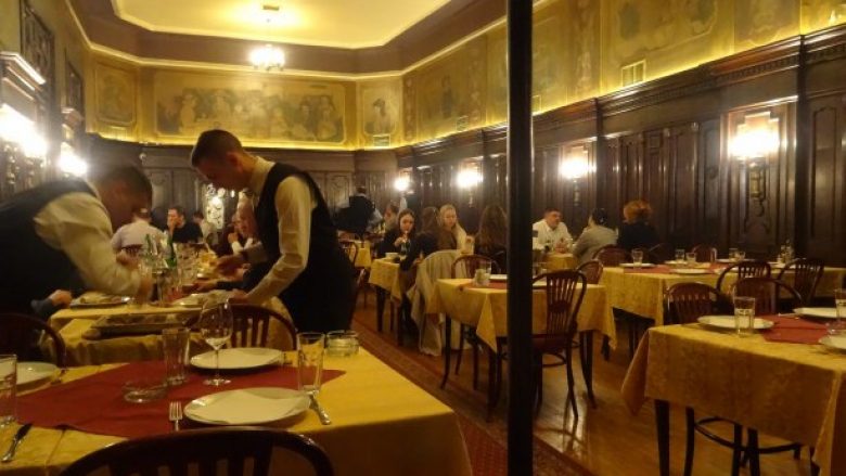 Një restorant në Beograd nxit reagime të ashpra të qytetarëve, çmimorja dallon kur bëhet fjalë për të huajt dhe serbët