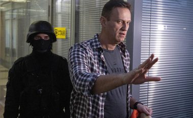 “Është një metodë e vjetër e operativëve të KGB-së”, një burim nga burgu ku mbahej Navalny pretendon se e di si u vra kritiku i Putinit