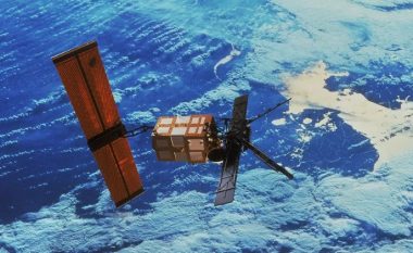Një satelit me peshë dy ton do të bie sot në Tokë, mund të shihet duke fluturuar në rajon