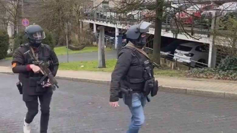 Nxënësi i një shkolle të mesme në Gjermani sulmoi me thikë bashkëmoshatarët, pesë prej tyre u lënduan – policia arreston sulmuesin