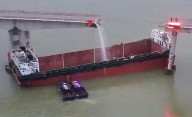 Një anije për transportimin e mallrave përplaset në një urë në Kinë, pesë vetura bien në ujë – humbin jetën dy persona
