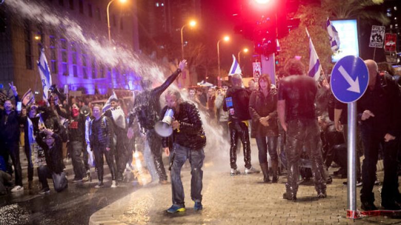 Përleshje mes protestuesve dhe policisë izraelite në Tel Aviv, kërkojnë rikthimin e pengjeve