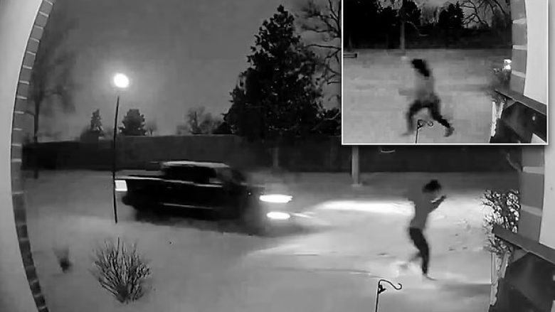 Kamera e vendosur në derën e një shtëpie private në Denver, kap momentin kur një grua ikë nëpër borë nga burri që i ishte vënë me “pick-up”