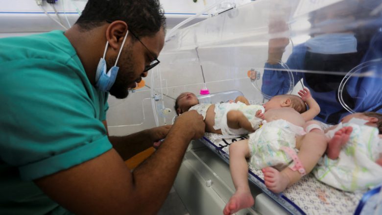 Foshnjat në spitalin e Rafah i ndajnë inkubatorët, mjekët thonë se detyrohen t’i fusin nga tre ose katër fëmijë në një të tillë