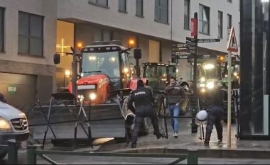 Fermerët e zemëruar godasin me traktorë barrikadat e vendosura nga policia në Bruksel – nisen drejt selisë së BE-së