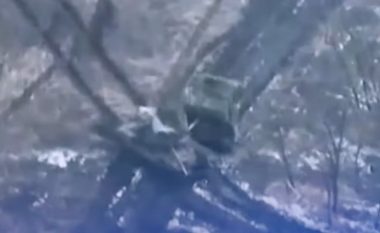 Të kapluar nga paniku se do ta pësojnë nga artileria dhe dronët kamikaz, tanket e ushtrisë ruse përplasen mes vete derisa tentojnë të ikin