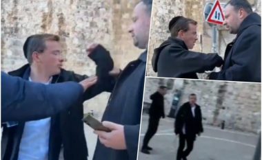 Hebrenjtë ortodoksë pështyjnë priftin katolik në Jerusalem, pas intervenimit të policisë dërgohen në arrest shtëpiak