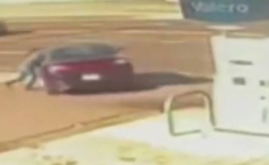 Duke tentuar të parandalojë vjedhjen e veturës, gruaja nga SHBA përfundoi në spital – pamjet e kamerave të sigurisë regjistruan gjithçka