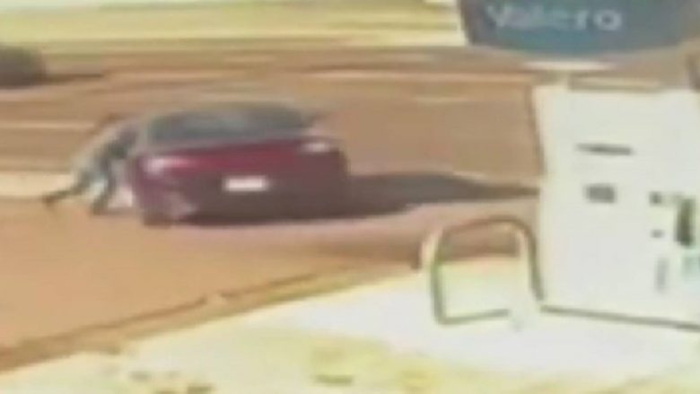 Duke tentuar të parandalojë vjedhjen e veturës, gruaja nga SHBA përfundoi në spital – pamjet e kamerave të sigurisë regjistruan gjithçka