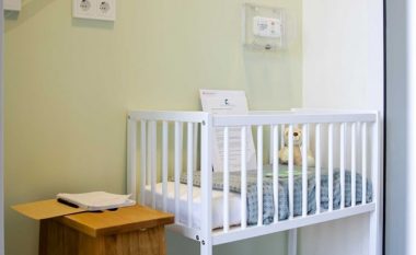 Policia britanike theu derën e apartamentit për ta shpëtuar “foshnjën”, zbuluan se bëhej fjalë për kukull