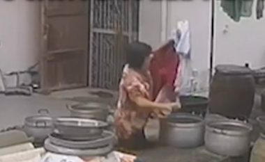 Po vendoste rrobat në litar për t’u tharë, tajlandezja 80-vjeçe nuk e dinte se ku po shkelte – bie në bunar