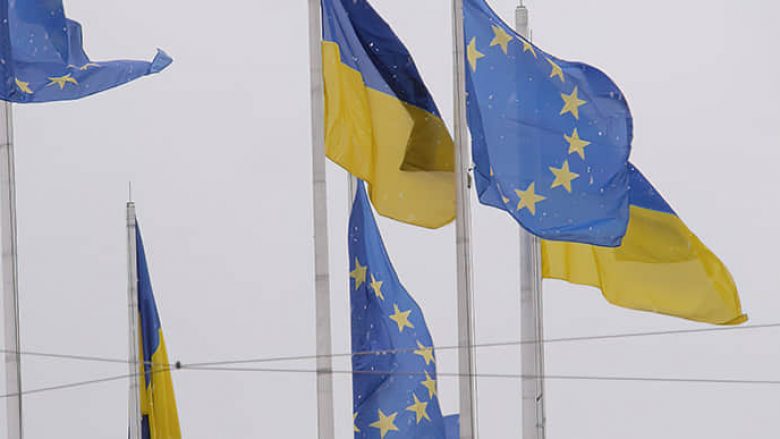 Udhëheqësit e BE-së zhbllokojnë paketën prej 50 miliardë eurosh për Ukrainën