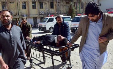 Së paku 26 të vrarë në dy shpërthime, një ditë para zgjedhjeve në Pakistan