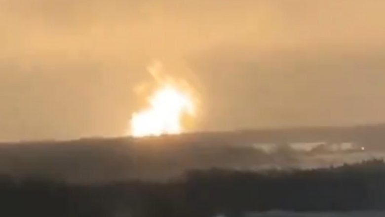 Shpërthim i fuqishëm në një fabrikë ruse të municionit, “top i madh i zjarrtë” ngritet në qiell