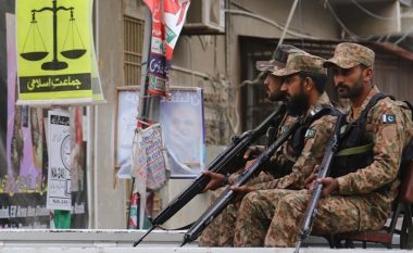 Të shtëna armësh gjatë zgjedhjeve në Pakistan, vritet roja në një qendër votimi